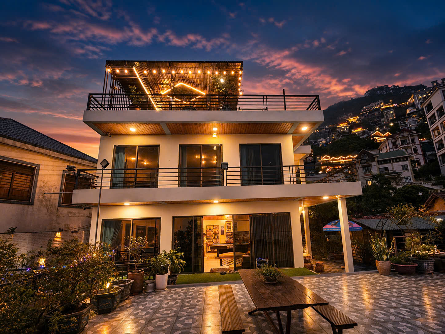 Villa Hoàng Gia buổi tối